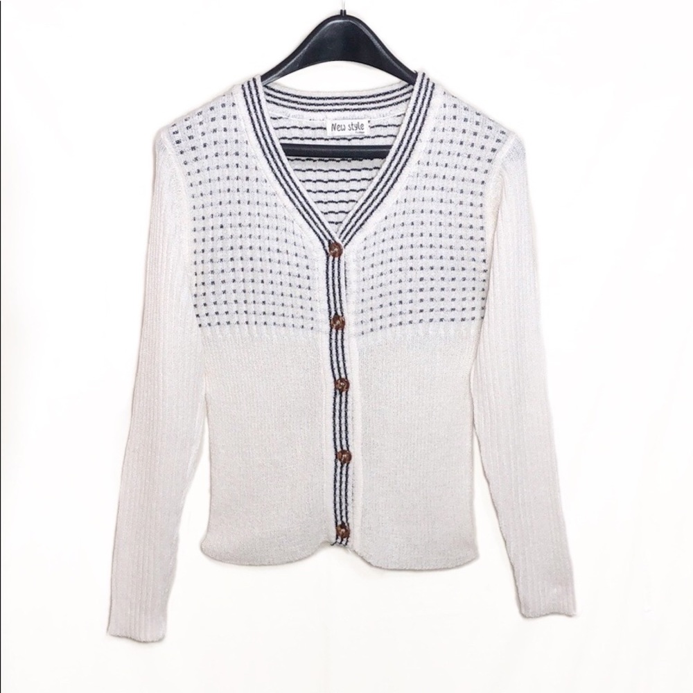 <NWOT>New Style V-Neck Button Down Sweater